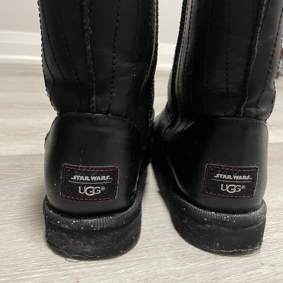 UGG Snow boots ft. STARWARS, size 8 - Picture 3 of 5